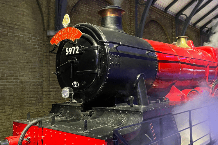 Locomotiva vermelha do Expresso de Hogwarts em exibição no Warner Bros. Studio Tour London