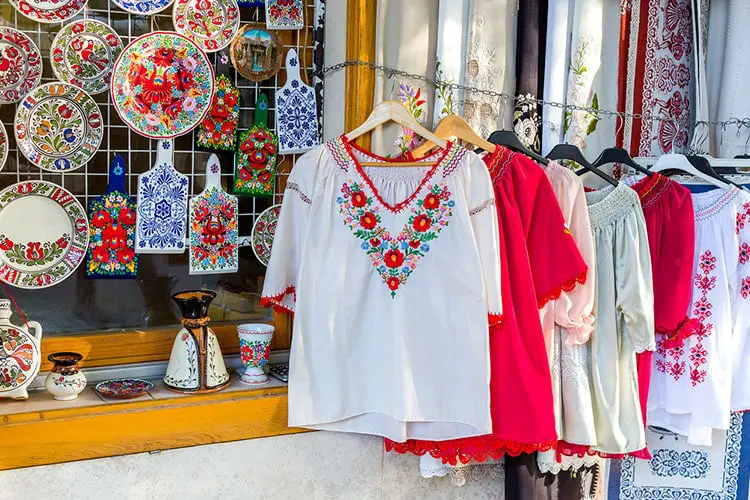 blusas com tradicional bordado húngaro expostas em loja