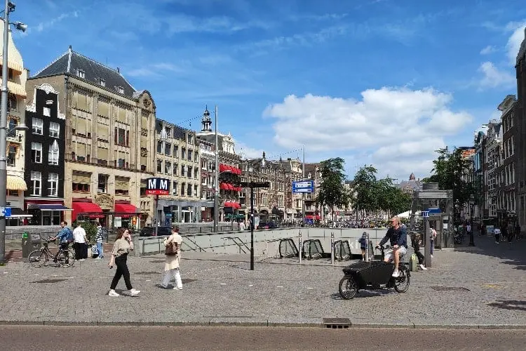 Opção de transporte para roteiro em Amsterdam.