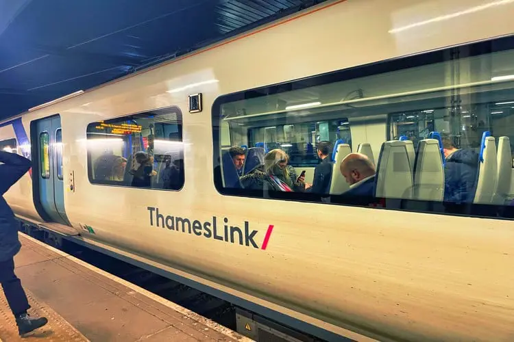 Trem na plataforma do aeroporto de Gatwick