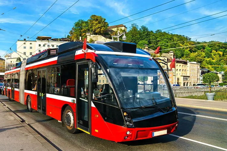 ônibus vermelho de transporte público em Salzburg