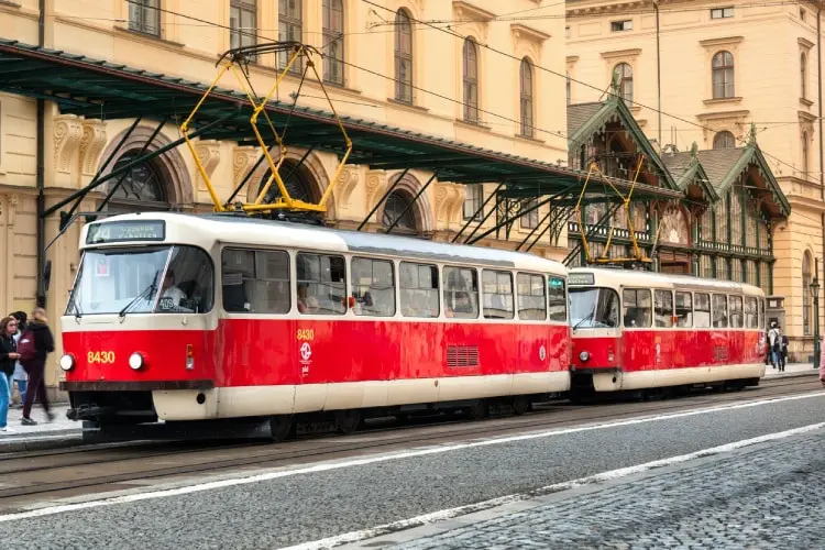 Tramvaj passando por uma rua de Praga