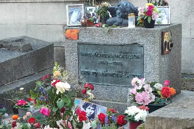 Túmulo em famoso cemitério em Paris.