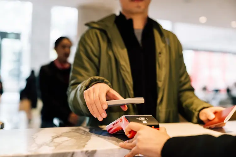 Turista paga conta em hotel com celular por aproximação