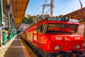 Trem vermelho na plataforma de trem no Porto