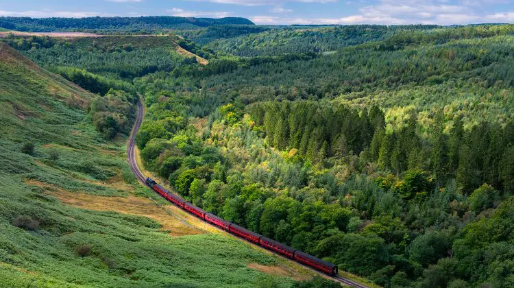 Ferrovia usada para viajar de trem na Inglaterra