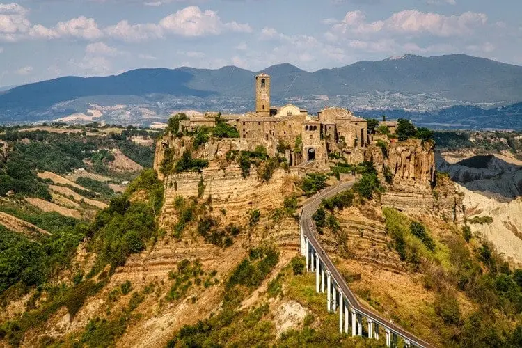 Vista da pequena vila de Civita di Bagnoregio e sua ponte de acesso no norte da Itália.