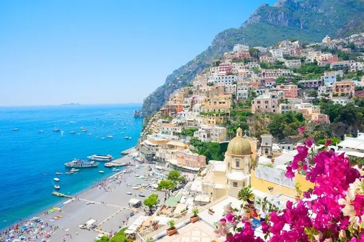 Vista da vila italiana de Positano com a icônica Igreja de Santa Maria Assunta.