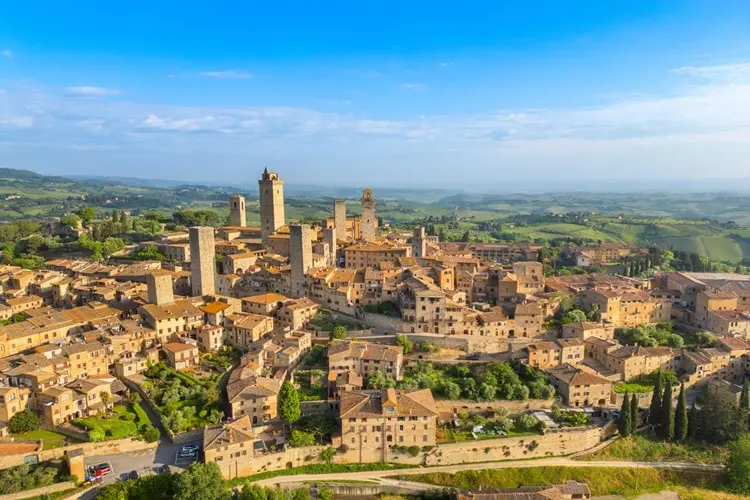 Vista aérea da vila San Gimignano, em dia de sol na Toscana.
