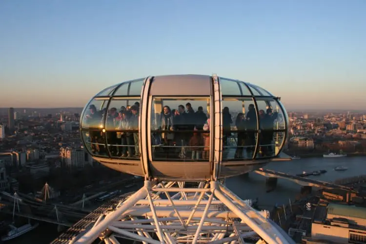 Visão panorâmica do London Eye Turistas dentro da cabine do London Eye admirando a vista.