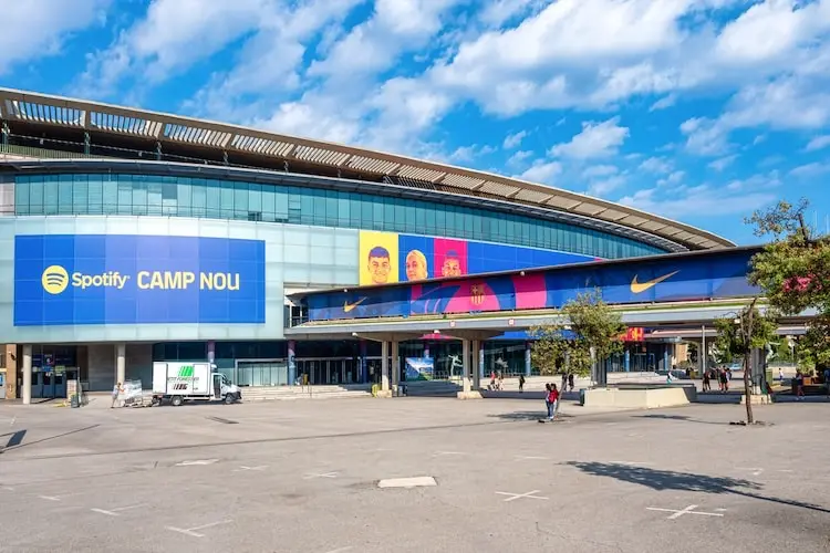 Fachada do novo Camp Nou, estádio do FC Barcelona, na Espanha.