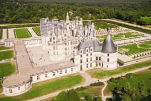 Castelo de Chambord visto de cima, mostrando sua grandiosidade e paisagem ao redor