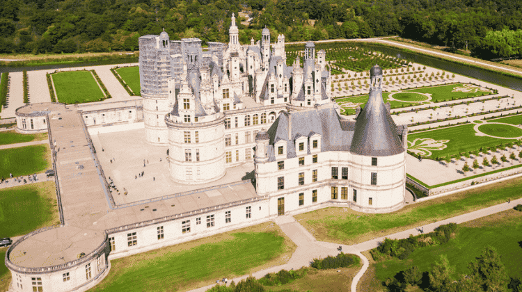 Castelo de Chambord visto de cima, mostrando sua grandiosidade e paisagem ao redor