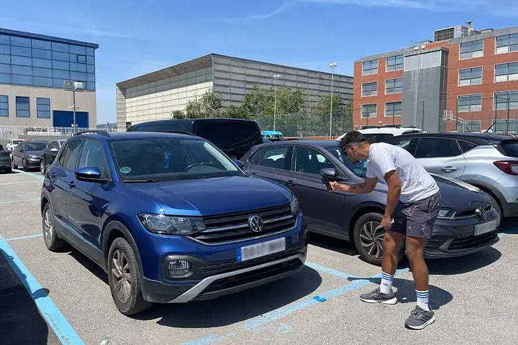 Homem tira foto de carro alugado