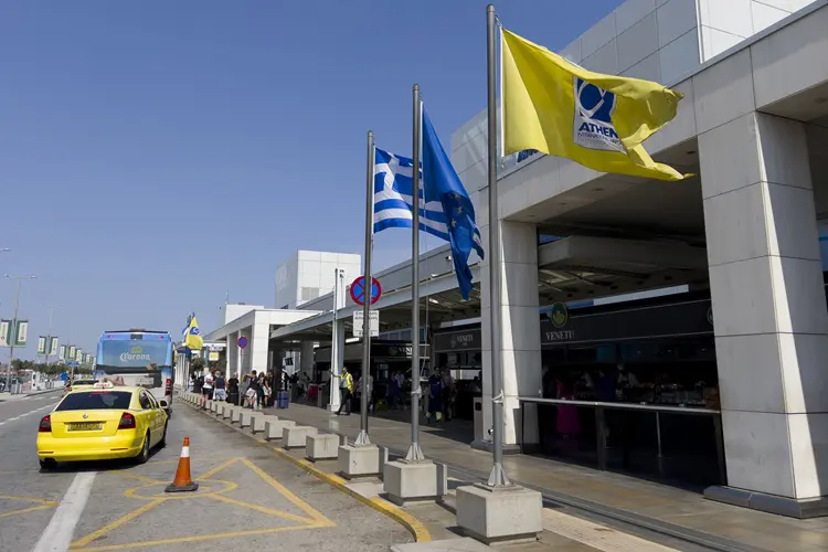 Fachada do Aeroporto Internacional de Atenas, na Grécia.