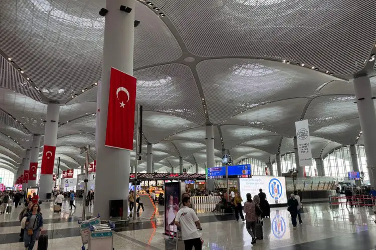 Passageiros no saguão do aeroporto de Istambul 