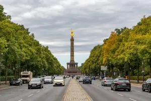 Trânsito em avenida de Berlim, na Alemanha