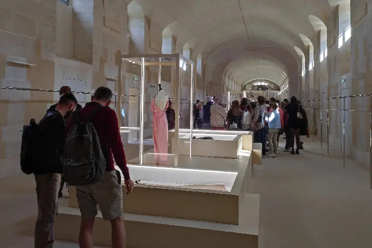 Pessoas em visita privada em arquivo da Kering.