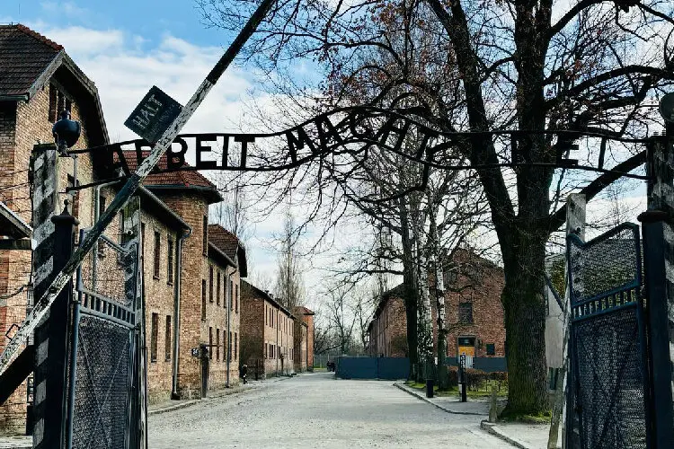 Portão de entrada para o campo de concentração de Auschwitz, na Polônia.