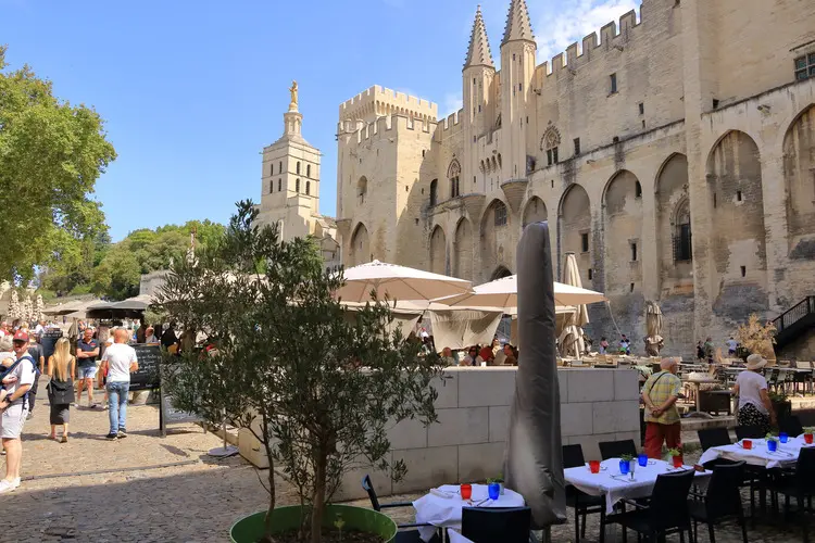 Praça ao lado Palácio dos Papas, em Avignon