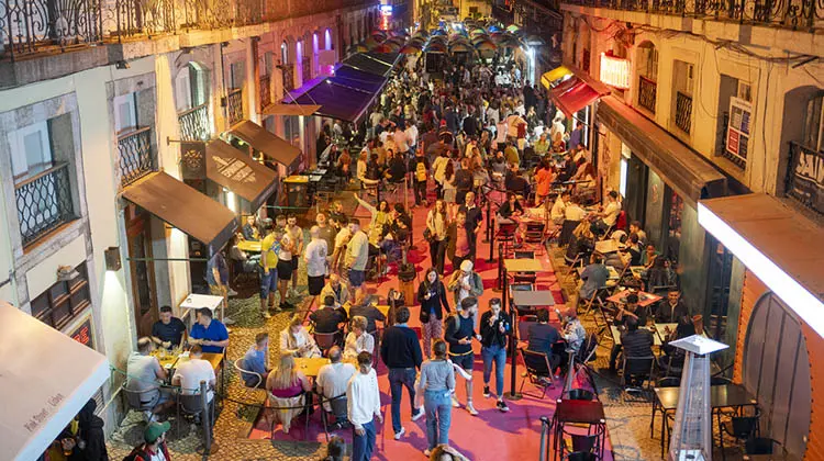 A Pink Street em Lisboa é repleta de bares e baladas