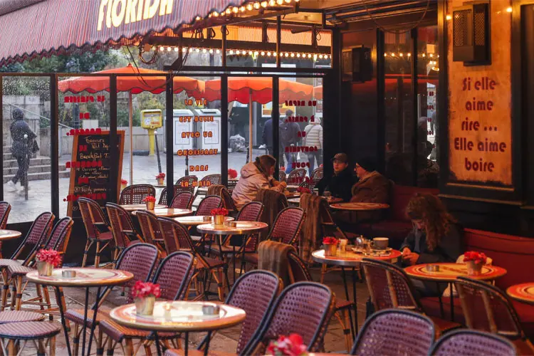 Brasserie parisiense fora de horário de pico. Comer fora de casa o tempo todo incluencia em quanto custa viajar para França