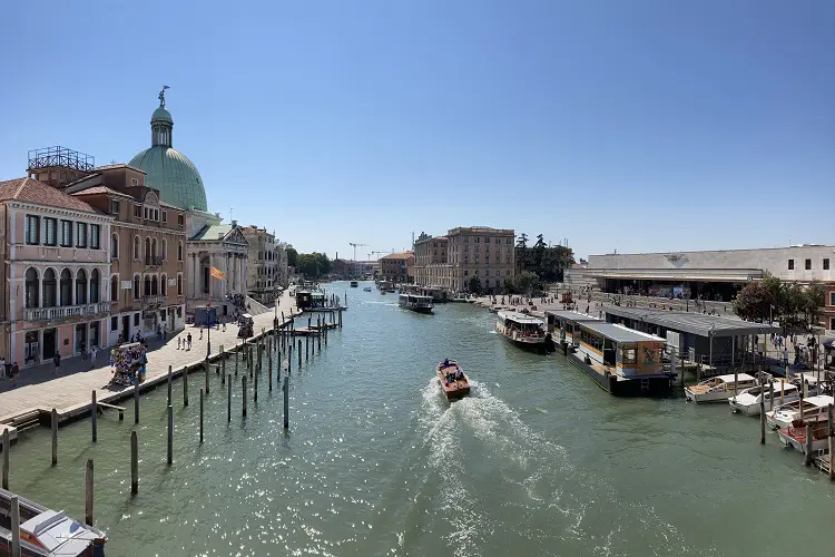 Canal Grande, rio que corta a cidade de Veneza, Itália.