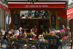 Típica fachada de bares em Paris, com mesinhas na calçada