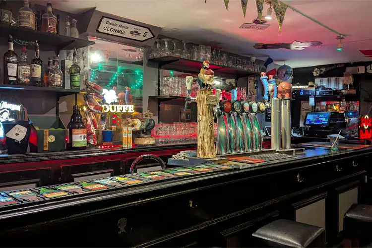 Torneiras de chopp do Le Chouff'Bar, um dos mais interessantes bares em Paris