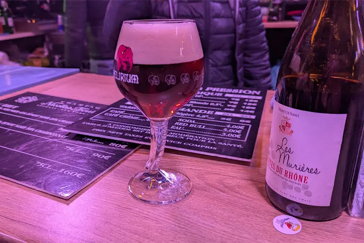 Cerveja Delirium servida em bares de Paris