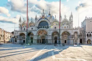Fachada da Basílica de São Marcos, em Veneza, Itália