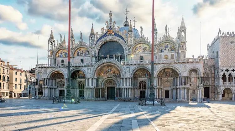 Fachada da Basílica de São Marcos, em Veneza, Itália