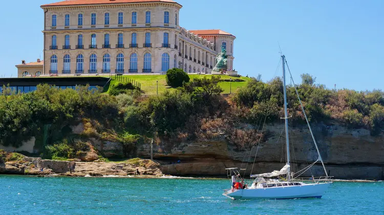 Algumas cidades para fazer bate e volta de Marselha incluem passeios de barco