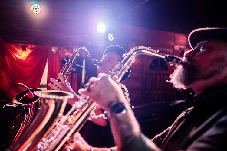 Músicos tocando saxofone em balada de Lisboa