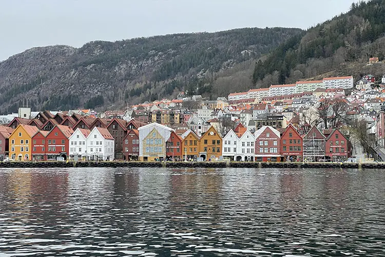Fiorde e casas tradicionais noruegas em Bergen, uma das cidades no roteiro Noruega