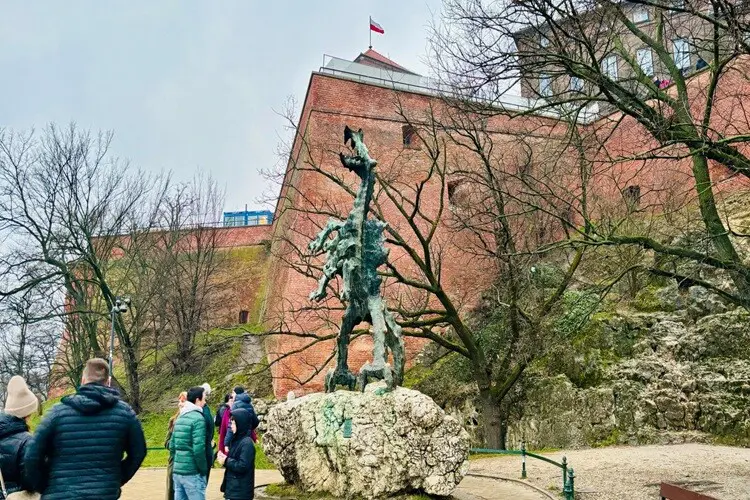 Dragão que cospe fogo em frente ao Castelo de Wawel na cidade polonesa de Cracóvia.