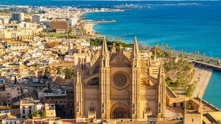 Vista da capital de Maiorca, com a Catedral de Palma de Maiorca no centro