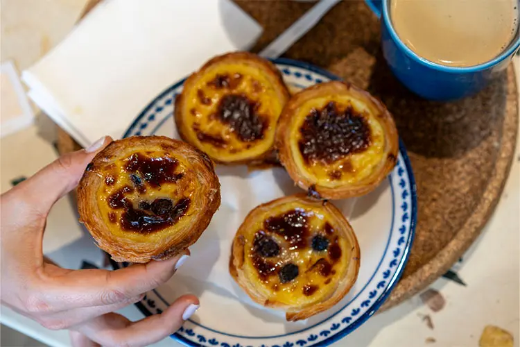 Pastéis de nata em prato com café