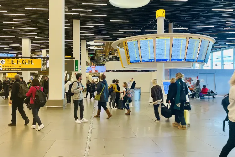 Movimento de turistas em aeroporto europeu.