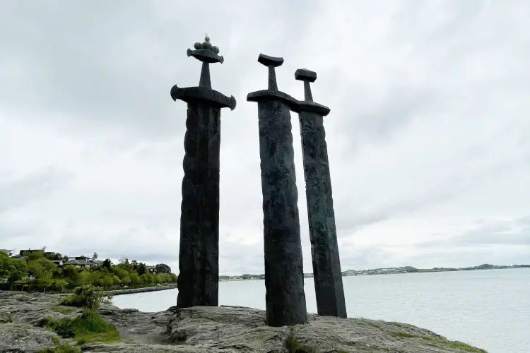 Espadas da Rocha monumento na Noruega