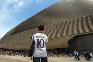 Torcedor diante da fachada do Santiago Bernabéu
