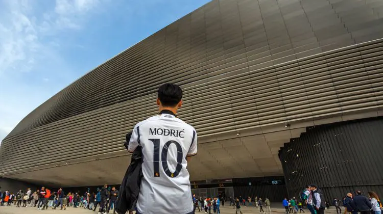 Torcedor diante da fachada do Santiago Bernabéu