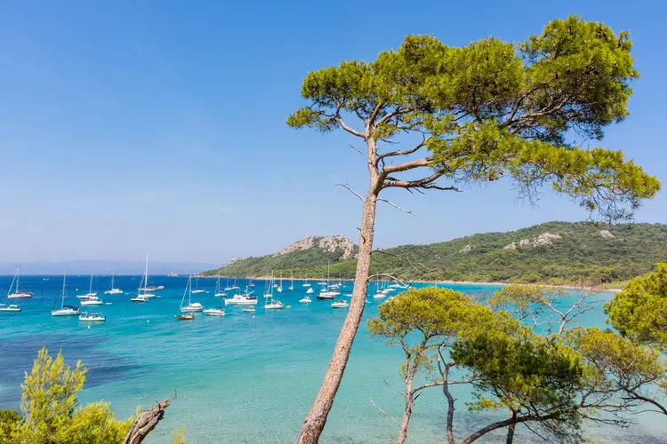 Iha de Porquerolles, localizada em Hyères. Não é a mais popular para fazer bate e volta de Marselha, mas vale a pena!