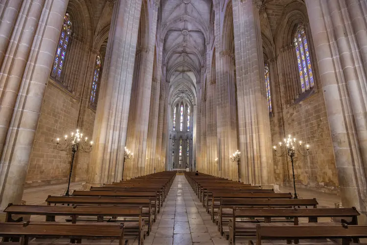 É possível conhecer a Missa realizar na igreja do Mosteiro da Batalha