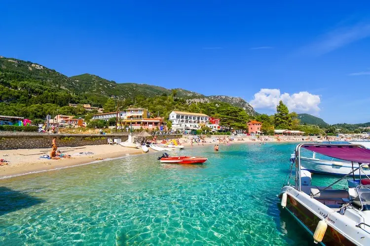 Palaiokastritsa, praia em Corfu, na Grécia