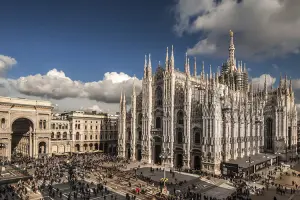 Piazza del Duomo, em frente à Catedral Duomo de Milão
