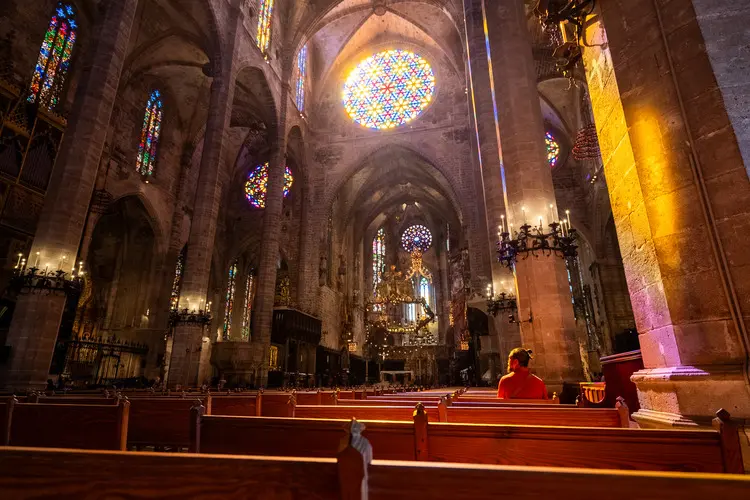Vitrais interiores da Catedral de Palma de Maiorca, junto com a nave principal