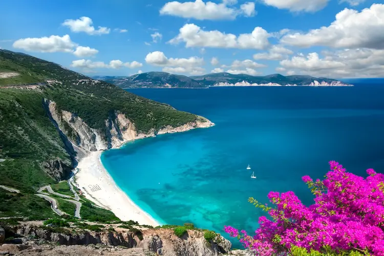 Myrtos beach, na ilha grega de Kefalonia