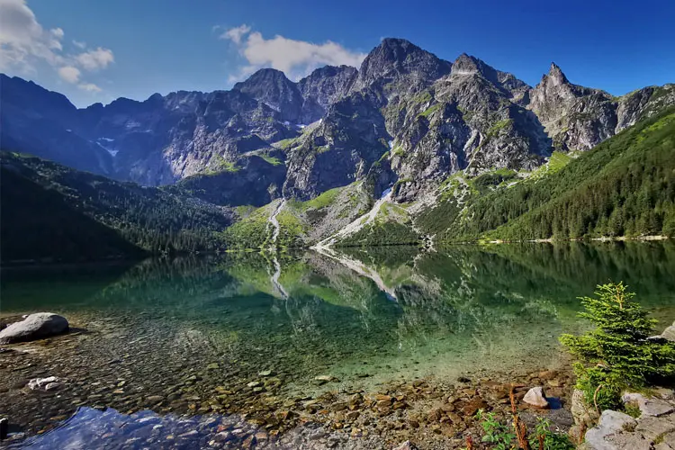 Vista do Lago Morskie Oko com montanhas ao fundo
