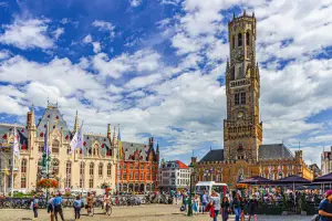 Centro histórico de Bruges, na Bélgica, em dia de sol